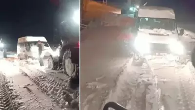 Kars'ta Tipiye Yakalanan Minibüs Kar Altında Kaldı, Kurtarma Operasyonu Başlatıldı