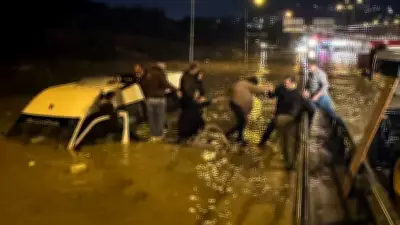 Kuşadası'nda Sel Sularına Gömülen Minibüsten 20 Yolcu Kurtarıldı