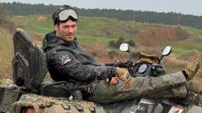 Kıvanç Tatlıtuğ, ATV Turunda Çamurlu Pozlarını Sosyal Medyada Paylaştı