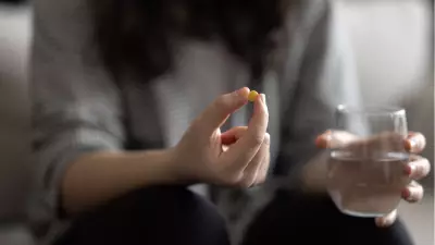 İlaç Etkisini Yok Eden Besinler: Tedaviyi Sabote Eden Günlük Hatalar