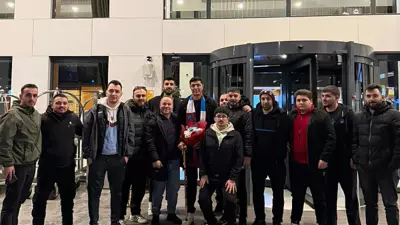 Oscar Cardozo Trabzon'da: Efsane Golcü Derbi İçin Bordo-Mavili Taraftarlarla Buluştu