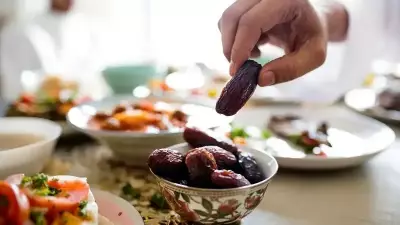 Ramazan'da Sağlıklı Beslenme Uyarısı: İftarda Hızlı Yemek Kalp ve Şeker Riskini Artırıyor