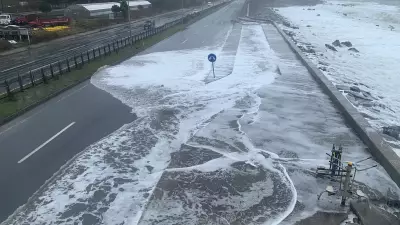 Rize'de Fırtına Sahil Yolunu Vurdu: Dalgalar Kayalıkları Aştı, Ulaşım Aksamaları Yaşandı