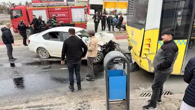 Siirt'te Otomobil Otobüse Arkadan Çarptı: 3 Kişi Yaralandı