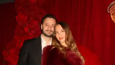 Sima Tarkan Kırmızılar İçinde Büyüyen Karnıyla Gündem Oldu!