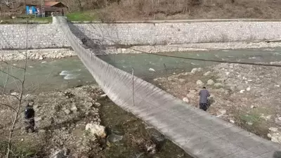 Sinop'ta Fırtına Asma Köprüyü Devirdi: İki Kişi Yaralandı