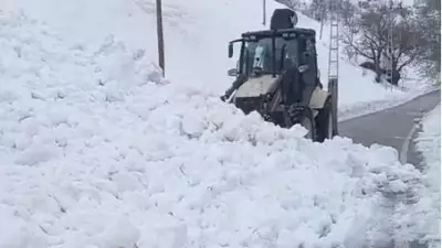 Van Çatak'ta Çığ Temizliği Sırasında Yola Çığ Düştü, İş Makinesi Son Anda Kurtuldu