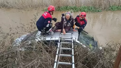 İzmir Bayındır'da Sağanak Sonrası Mahsur Kalan 2 Kişi Kurtarıldı