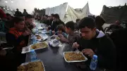 Gazze'de Katliam Gölgesinde İlk İftar: Buruk Ramazan Sevinci Yaşandı