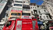 Şişli'de 9 Katlı Binanın Çatısında Çıkan Yangın İtfaiye Ekiplerince Kontrol Altına Alındı