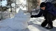 Kazakistan'da Restoran Hizmetlisi Şaymerdenov, Kardan Heykellerle Sanatını Sergiliyor