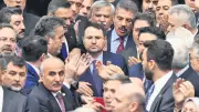 Meclis'te CHP'li Vekillerden Kürsü İşgali: İki Bakan Yemin Ederek Göreve Başladı