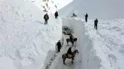 Van'da Çetin Kış: Çığ Riskli Yolda 'Kar Koridoru' ile Yaşam Mücadelesi
