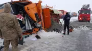 Van'da Kar Küreme Aracı Devrildi: İki Çalışan Hayatını Kaybetti