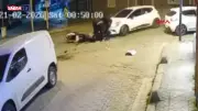 Zeytinburnu'nda Kafa Kafaya Çarpışma: Motosikletli Yaralandı, Kaza Anı Kameralara Yansıdı