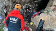 İzmir'de Mağara Araştırmacısı Çukura Düştü: Kurtarma Operasyonu Başlatıldı
