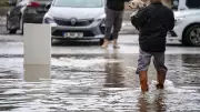 İzmir'i Sağanak Yağış Vurdu: Yollar Göle Döndü, Ev ve Dükkanlar Su Altında Kaldı