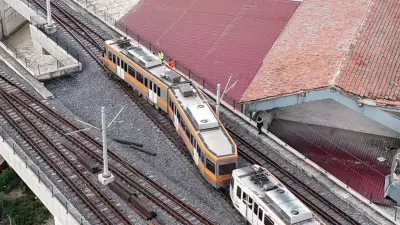 Adana'da Hafif Raylı Sistem Vagonu Raydan Çıktı, Elektrik Direğine Çarptı