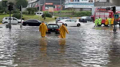 Adana'da Sağanak Hayatı Felç Etti: Yollar Göle Döndü, Araçlar Battı