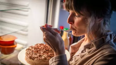 Akşam Tatlı Krizlerinin Arkasındaki Gerçek: Stres, Hormonlar ve Alışkanlıklar