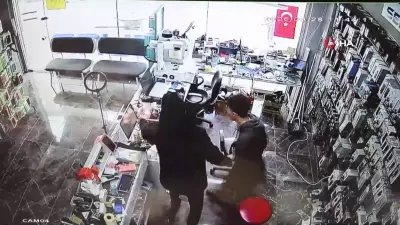 Aksaray'da Tamir İçin Getirilen Telefon Bomba Gibi Patladı, Alev Aldı