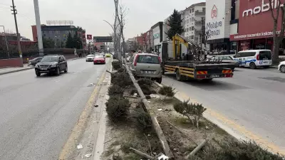 Ankara Sincan'da Trafik Kazası: Yayalara Çarpan Araç Refüje Çıktı, 2 Yaralı