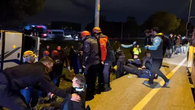 Antalya'da Memur Servisi Şarampole Devrildi: 16 Yaralı