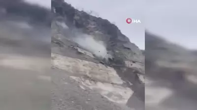 Artvin-Şavşat Karayolu'nda Heyelan Anı Cep Telefonu Kamerasına Yansıdı