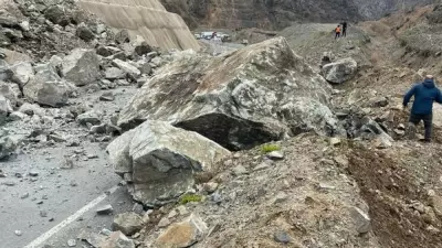 Artvin'de Heyelan Anı Cep Telefonuyla Görüntülendi: Ulaşım Kısa Süreliğine Aksadı