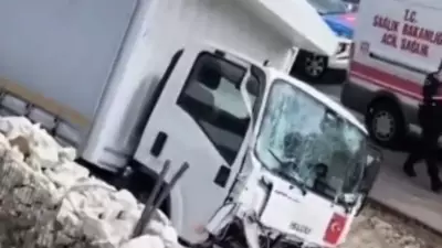 Çatalca'da Kamyon Refüje Çarptı: Kaza Anı Güvenlik Kamerasında