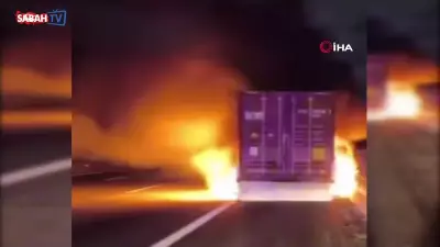 Avrupa Otoyolu'nda Tır Üzerindeki Konteyner Alev Alev Yandı