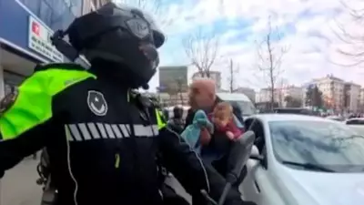 Bahçelievler'de Motosikletli Zabıta Yaralı Bebeği Trafikte Hastaneye Ulaştırdı