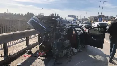 Balıkesir'de Feci Kaza: Otomobil Su Tankerine Çarptı, Sürücü Ağır Yaralandı