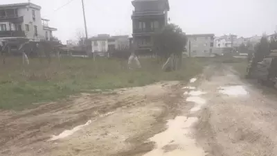 CHP'li Belediyeye Çamur Tepkisi: Mahalle Sakinleri Yoldan Geçemiyor