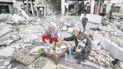 Deprem Bölgesinde Enkaz Altında İftar, Karanlıkta Sahur Yapıldı