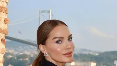 Ebru Şallı ve Annesi Şefiye Şallı'nın Zarafeti Sosyal Medyayı Büyüledi