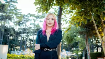 Ece Seçkin, Seda Sayan'ın 'Ah Geceler' Şarkısını Konserde Seslendirdi!