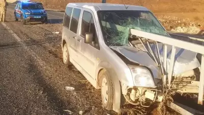 Elazığ'da Korkunç Kazada Hafif Ticari Araç Bariyere Saplandı: 2 Yaralı