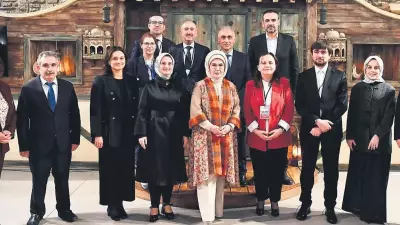 Emine Erdoğan, Kuruluş Orhan Dizisi Setini Ziyaret Etti ve Oyuncularla Buluştu