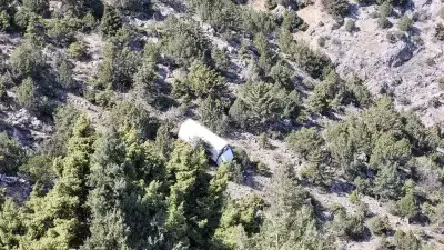 Erzincan'da Freni Patlayan Kamyon Uçuruma Yuvarlandı, Sürücü Yaralandı