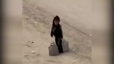 Gazze'deki Çocuğun Su Taşıma Mücadelesi Yürekleri Dağladı