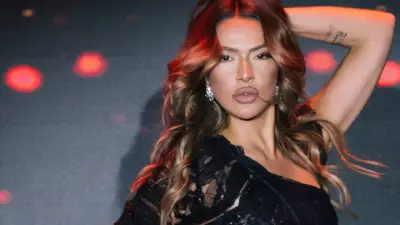 Hadise, Kıbrıs'ta Dantel Detaylı Siyah Kostümüyle Sahneye Çıktı