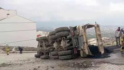 Hatay'da Tır Devrildi: Sürücü Cam Kesilerek Kurtarıldı