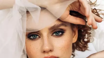 Kahve Estetiği Yükselişte: Siyah Eyelinerın Tahtını Sallayan Doğal Makyaj Trendi