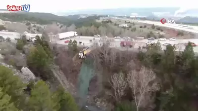 Kastamonu'da Sürücüsü Fenalaşan Hafriyat Kamyonu Şarampole Devrildi