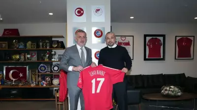 İlhan Mansız, TFF Başkanı Hacıosmanoğlu'nu Ziyaret Etti ve Tarihi Forma Hediye Etti