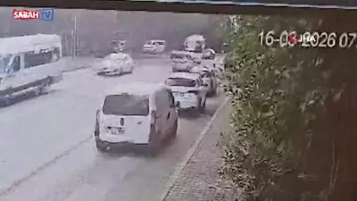 Manavgat'ta Servis Otobüsü ile Hafif Ticari Araç Çarpıştı: Kaza Anı Kamerada