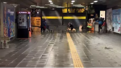 Mecidiyeköy'de Yoğun Yağış Alt Geçidi Su Bastı, Görevliler Kovalarla Mücadele Etti