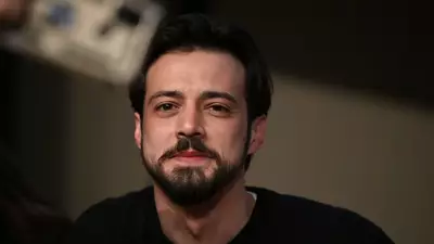 Mert Yazıcıoğlu Yeni Sevgilisiyle Tiyatro Galasında Görüntülendi!