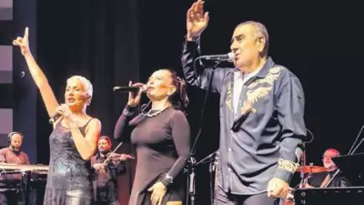 Metin Özülkü Ameliyat Sonrası İlk Konserini Koltuk Değneğiyle Verdi